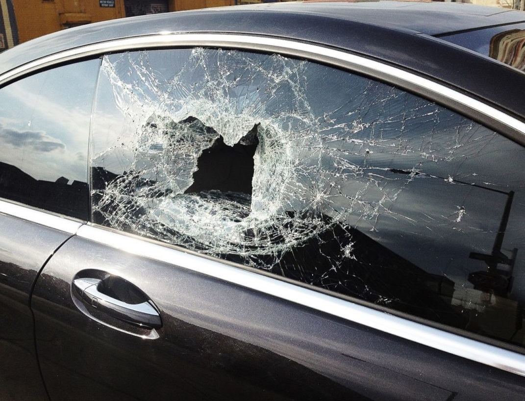 Get to know the causes and characteristics of broken car windows